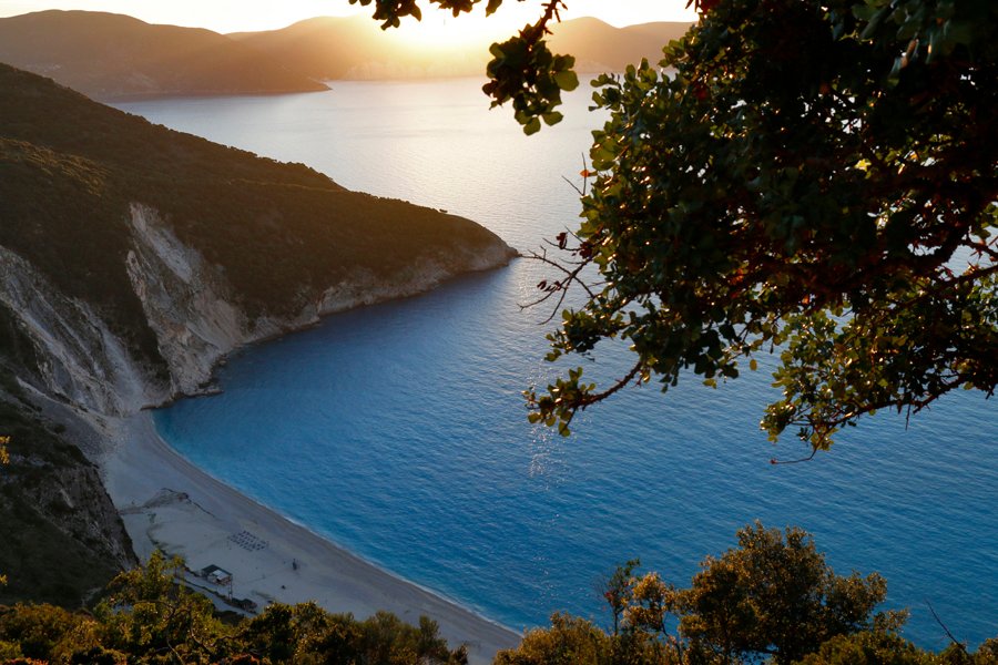 Ο κόλπος του Μύρτου με λευκή ακτή και γαλάζια θάλασσα